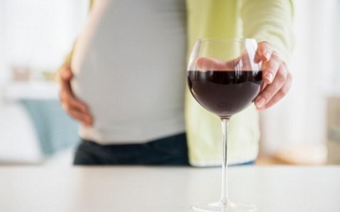 Uống rượu khi mang thai làm biến đổi khuôn mặt trẻ sơ sinh