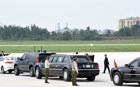 Những hình ảnh mật vụ Mỹ bảo vệ Tổng thống Donald Trump tại sân bay Đà Nẵng