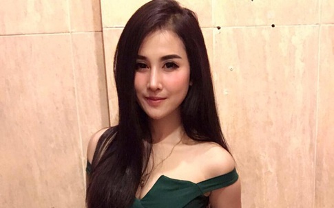 Chỉ bán thịt viên thôi có nhất thiết phải xinh đẹp và gợi cảm đến thế này không?