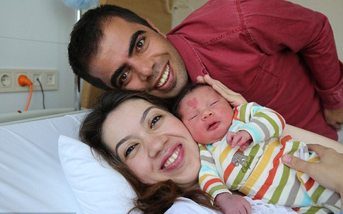 Em bé sinh ra đã trở thành "ngôi sao" vì điều đặc biệt trên trán không đứa trẻ nào có