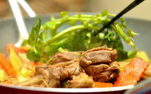 Mách bạn chọn rau đúng vị và an toàn cho từng loại lẩu trở nên ngon nhất