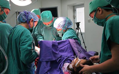 Ca phẫu thuật căng thẳng cứu 2 mẹ con sản phụ nguy kịch