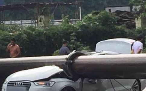 Cần cẩu đè nát xe Audi, người đàn ông sống sót kỳ diệu