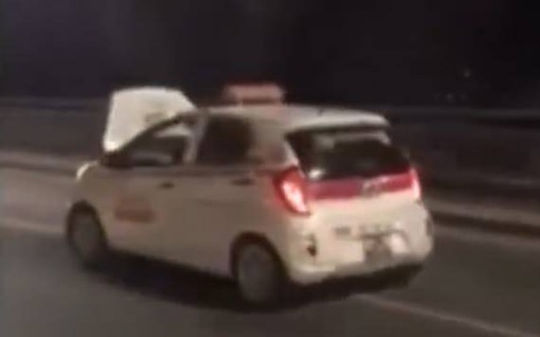 Taxi bung nắp ca-pô vẫn “đánh võng” trên cầu Nhật Tân