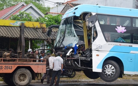 Tài xế thoát chết trong gang tấc sau khi xe khách giường nằm nát đầu sau cú húc vào đuôi xe tải