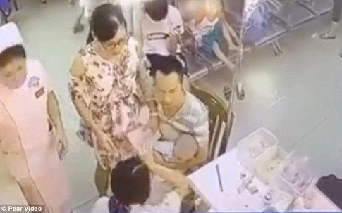 Nữ y tá trẻ bị người đàn ông có gia đình tấn công vì lý do khó tin này
