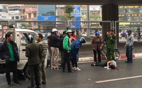 Hà Nội: Người dân hoảng hốt phát hiện nam thanh niên rơi từ cầu vượt xuống đất