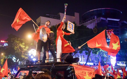 Mẹo làm dịu cơn đau rát họng sau đêm cổ vũ bóng đá