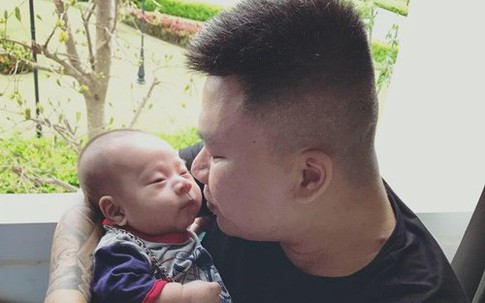 Sở thích ôm con xem bóng đá của ông bố xăm trổ 'phát cuồng' vì U23 Việt Nam