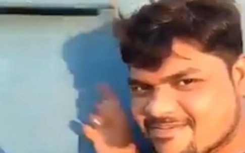 Đứng selfie ngay sát đoàn tàu đang lao ầm ầm tới, người đàn ông phải nhận kết cục đau đớn