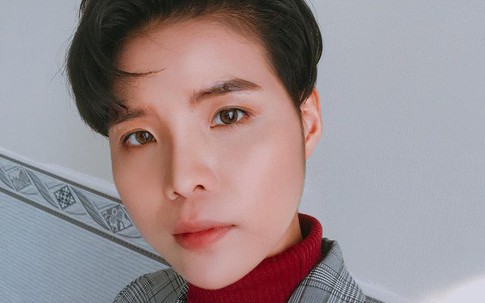 Diện đồ menswear nhưng lại thích tô son đỏ hồng, gu của Vũ Cát Tường kể cũng lạ