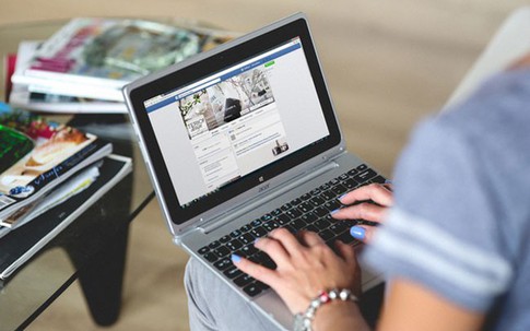 Thiếu niên 16 tuổi kiện mẹ vì đăng ảnh lên Facebook mà không xin phép