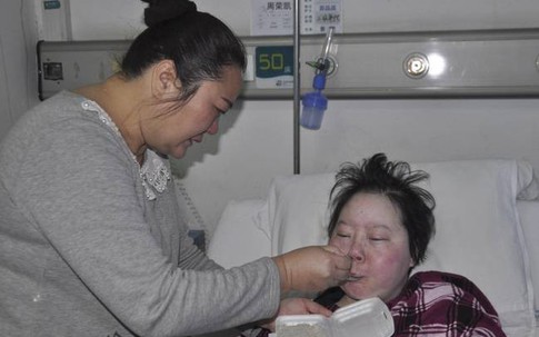 Kết hôn xong phát hiện vợ mắc bệnh nan y, chồng chẳng thèm chăm lo mà mang vợ về trả tận tay mẹ đẻ