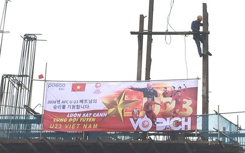 Ô tô, hàng quán, công trường "nhuộm đỏ" cờ tổ quốc cổ vũ U23 Việt Nam