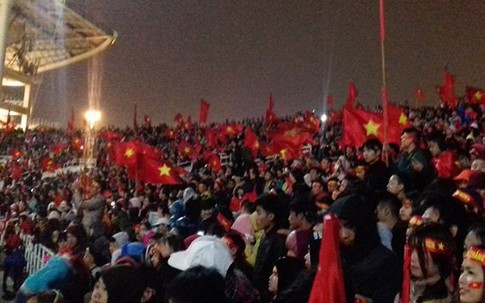 Hàng vạn người đội mưa rét dự đêm gala vinh danh U23 Việt Nam ở SVĐ Mỹ Đình