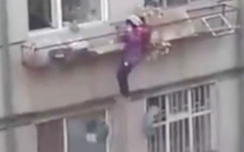 Mẹ bắt con gái tay không trèo lên tầng hai vì quên chìa khóa