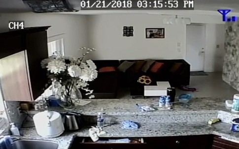 Mẹ bất lực nhìn trộm đột nhập vào nhà, con trai trốn trong tủ quần áo qua livestream