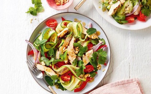Đổi món đầu tuần với salad gà chua ngọt kiểu Thái