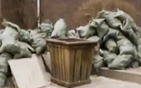 Mang tiền đi gửi ngân hàng, người đàn ông ném nhầm hơn 400 triệu đồng vào thùng rác