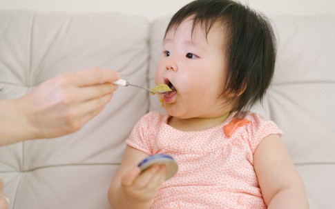 Những thực phẩm tuyệt đối không cho trẻ dưới 3 tuổi ăn