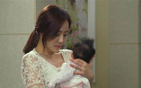 Trót dại nghe lời chồng nghỉ ở nhà chăm con giờ tôi thấy mình chẳng khác nào ô sin