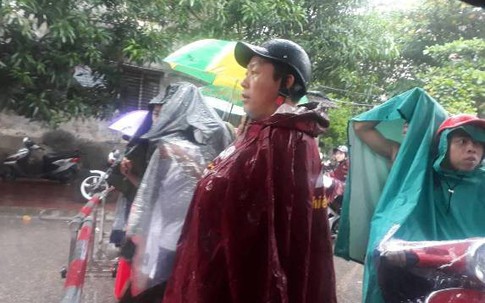 Công an vây bắt đối tượng dùng súng, lựu đạn cố thủ: Bất chấp nguy hiểm, hàng trăm người dân đội mưa... xem!