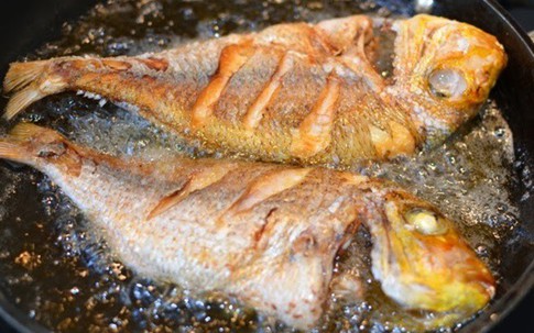 7 mẹo rán cá, đậu và mọi thức ăn không bắn dầu lại vàng giòn, không dính chảo