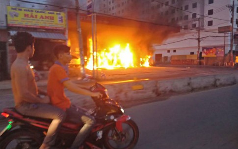 Cây xăng cháy dữ dội kèm nổ lớn, nhiều người vứt xe tháo chạy