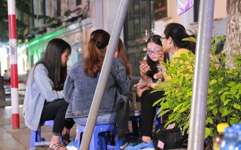 Người dân mặc áo ấm ra đường trong ngày đầu gió lạnh ùa về