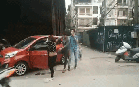 Mặc con nhỏ khóc thét vì sợ, chồng vẫn lao vào túm tóc, đạp liên tiếp vào bụng vợ ngay trên phố Hà Nội