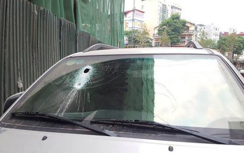 Hé lộ nguyên nhân ban đầu vụ thanh sắt rơi thủng kính xe Fortuner ở Hà Nội
