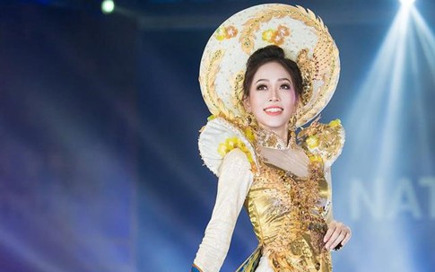 Á hậu Phương Nga tự tin trình diễn trang phục dân tộc ở Hoa hậu Hòa bình