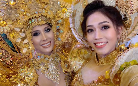 Á hậu Phương Nga vui vẻ chụp hình cùng các thí sinh tại hậu trường Miss Grand International