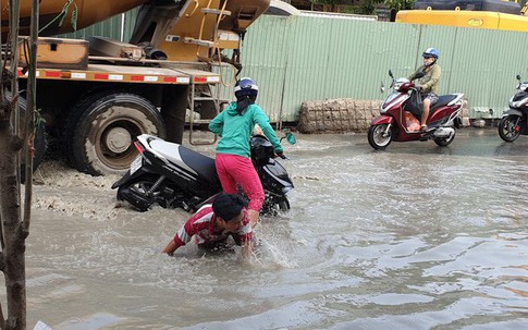 "Tình Sài Gòn" trong những ngày mênh mông nước ngập