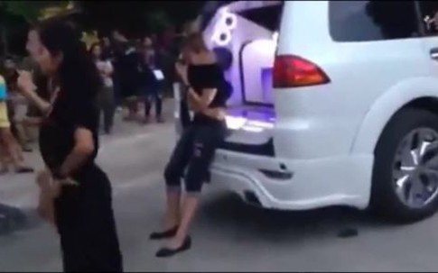 Bốn cô gái Thái Lan nhảy sexy trong đám tang bạn