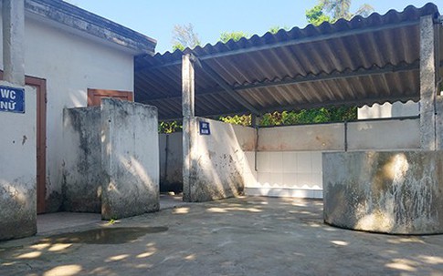Nhà vệ sinh trường học nông thôn vừa thiếu, vừa bẩn