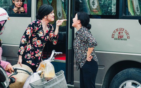 Hoài Linh giả gái, tranh giành địa bàn tại bến xe khách với Ngân Quỳnh