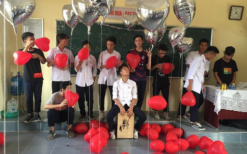 Học sinh Hải Phòng tặng dép tổ ong làm quà 20/10 cho các bạn nữ