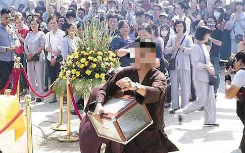 Nam thanh niên xông xáo giúp việc tại lễ cất nóc chùa rồi ôm hòm công đức biến mất