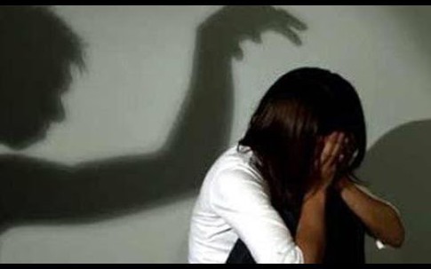 Ông lão 69 tuổi khống chế bé gái bán vé số để hiếp dâm