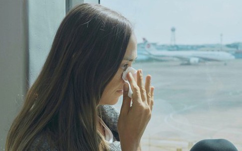 Vì sao một số người dễ khóc trên máy bay