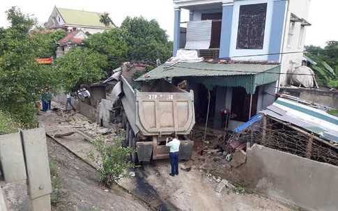Nghệ An: Xe đầu kéo lao vào nhà dân, chủ nhà bị thương nặng