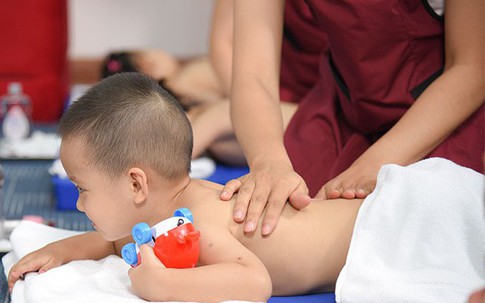 Massage cho trẻ mầm non, lợi bất cập hại