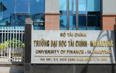 Sinh viên Sài Gòn phản ứng quy định 'mặc áo thun có cổ'