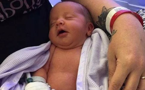 Mẹ trẻ uống nửa chai rượu rồi ôm con ngủ thiếp đi trên sofa, không ngờ hành động này lại giết chết con gái 7 tuần tuổi của mình