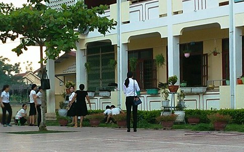 Thầy giáo vào trường học đánh vợ và đồng nghiệp