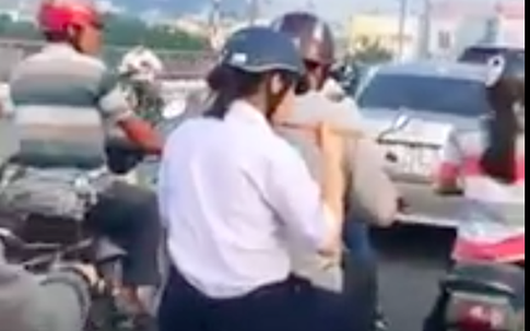 Vội đến trường, nữ sinh ăn mì tôm ngay trên xe máy