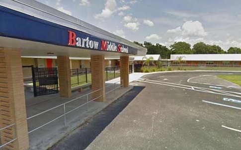 Hai nữ sinh Mỹ mang dao núp trong nhà vệ sinh để giết 15 bạn học