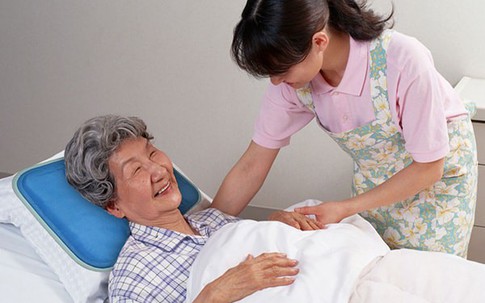 Cách chăm sóc sức khỏe giúp người cao tuổi bị tai biến nhanh hồi phục