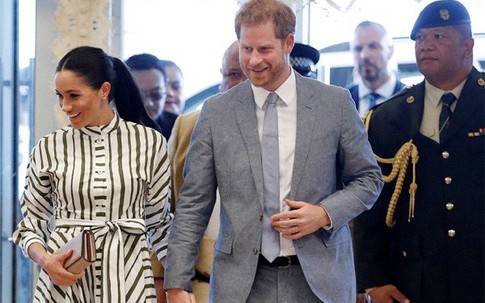 Không được ôm hôn, cậu bé bất ngờ nằm bò ra sàn nhà nhìn theo Meghan Markle và Harry